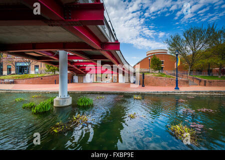 Moderno ponte a Carroll Creek parco lineare, in Frederick, Maryland. Foto Stock
