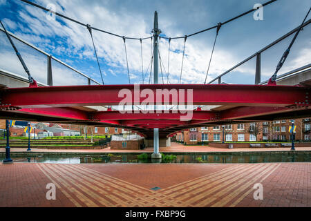 Moderno ponte a Carroll Creek parco lineare, in Frederick, Maryland. Foto Stock