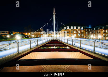 Moderno ponte su Carroll Creek di notte, a Carroll Creek parco lineare, in Frederick, Maryland. Foto Stock