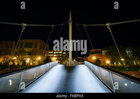 Moderno ponte su Carroll Creek di notte, a Carroll Creek parco lineare, in Frederick, Maryland. Foto Stock
