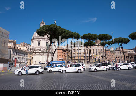 Taxi bianco in una linea in attesa per le tariffe in Roma, Italia Foto Stock