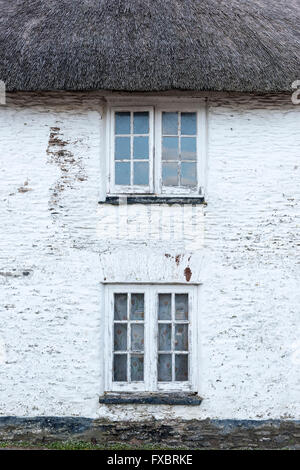 Un vecchio dipinto di bianco cottage tratteggiata in Torcross Devon UK Foto Stock