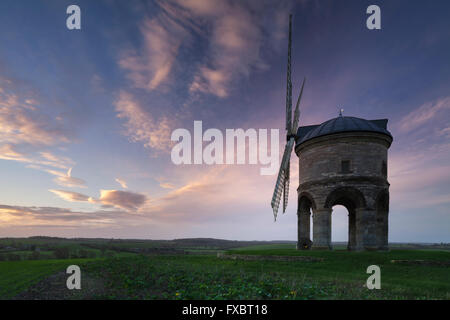 Chesterton windmill nella colorata alba luce di una mattina di dicembre, Chesterton, Warwickshire, Inghilterra. Foto Stock