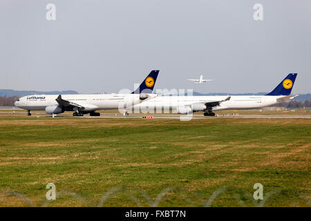 Aerei Lufthansa in attesa di liquidazione prima del decollo , l'Aeroporto Franz Josef Strauss di Monaco di Baviera, Baviera, Germania, Europa. Foto Stock