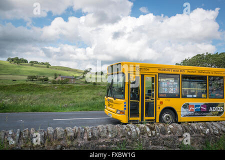 L'annuncio122 autobus che corre tra Hexham e Greenhead in estate Foto Stock