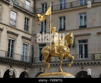 Statua di Giovanna d'Arco (1412-1431). da scultore francese Emmanuel Fremiet (1824-1910). Parigi, Francia. Foto Stock