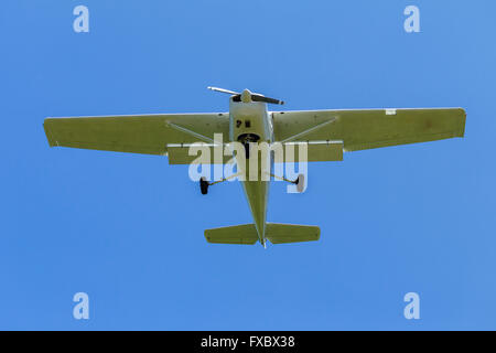 Piano di luce volanti propellor velivoli biposto closeup verso l'alto vista cielo sbarco approccio. Foto Stock