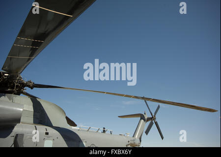 Aeroplano piazzale di stoccaggio al di fuori di un museo di aria con vari piani e parti Foto Stock