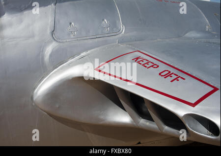 Aeroplano piazzale di stoccaggio al di fuori di un museo di aria con vari piani e parti Foto Stock