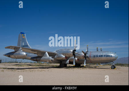 Aeroplano piazzale di stoccaggio al di fuori di un museo di aria con vari piani e parti Foto Stock