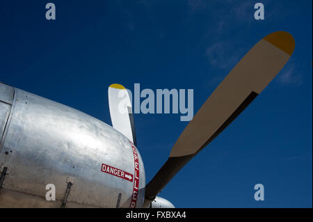 Aeroplano piazzale di stoccaggio al di fuori di un museo di aria con vari piani e parti Foto Stock