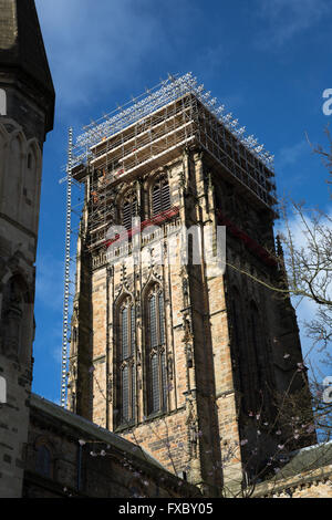 Ponteggio essendo eretto su torri principali di Durham Cathedral in preparazione per i lavori di restauro della muratura. Foto Stock