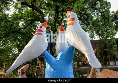 Dacca in Bangladesh. Xiii Apr, 2016. Gli studenti di arte di Facoltà, Università di Dhaka vernici a parete. © Mohammad Hossain Ponir/ZUMA filo/Alamy Live News Foto Stock