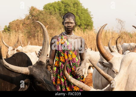 Il sud Sudan. Xiii gen, 2016. Un uomo Mundari si erge nel mezzo del suo allevamento. Il suo viso e corpo sono coperti di cenere per proteggerlo da insetti. Ankole-Watusi, noto anche come Ankole Longhorn, o "I bovini dei Re' è un 900 a 1,600 libbra specie razza bovina nativa dell Africa con segni distintivi di corna che può arrivare fino a 8 m di altezza. © Tariq Zaidi/ZUMA filo/ZUMAPRESS.com/Alamy Live News Foto Stock