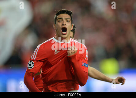 La Benifica Raul Jimenez festeggia dopo aver segnato il primo goal durante la UEFA Champions League quarti seconda gamba partita di calcio tra SL Benfica e FC Bayern Monaco di Baviera a Luz Stadium a Lisbona, Portogallo, 13 aprile 2016. Foto: Andreas Gebert/dpa Foto Stock