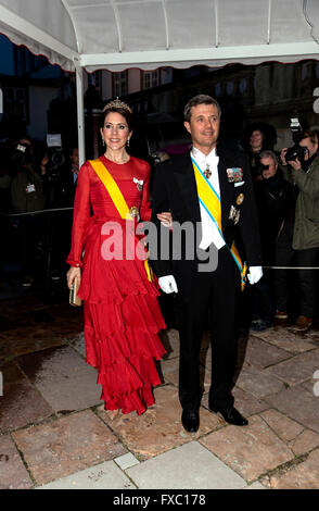 Fredensborg, Danimarca, Aprile 13th, 2016. L'H.R. H. Il Principe Ereditario Frederik e la Principessa Maria arrivano al royal Fredensborg Palace, dove la regina danese Margrethe ospitare un banchetto di Stato in occasione del Presidente messicano, Enrique Peña Nieto, due giorni in visita di Stato in Danimarca. La visita è iniziata oggi, mercoledì e segue la regina danese della visita in Messico nel 2008 e il principe ereditario di visitare nel 2013. Credito: OJPHOTOS/Alamy Live News Foto Stock