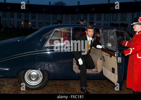 Fredensborg, Danimarca, Aprile 13th, 2016. L'H.R. H. Crown Prince Frederik arriva al royal Fredensborg Palace, dove la regina danese Margrethe ospitare un banchetto di Stato in occasione del Presidente messicano, Enrique Peña Nieto, due giorni in visita di Stato in Danimarca. La visita è iniziata oggi, mercoledì e segue la regina danese della visita in Messico nel 2008 e il principe ereditario di visitare nel 2013. Credito: OJPHOTOS/Alamy Live News Foto Stock