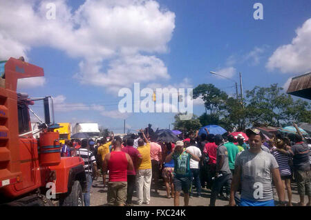 (160414) -- PASO CANOAS, Aprile 14, 2016 (Xinhua) -- la gente stare vicino al confine tra Panama e Costa Rica, dopo la traversata della cubana e migranti africani, a Paso Canoas, Costa Rica, il 13 aprile 2016. Almeno 1.000 vincolati US-emigranti cubani bloccati a Panama violentemente costretto il loro modo attraverso il confine in Costa Rica Mercoledì, detta Costa Rican il Ministro per la sicurezza Gustavo Mata. Costa Rica il Ministero degli Affari Esteri il mercoledì ha anche pubblicato una dichiarazione sul 'l'ingresso illegale di migranti," sbattendo l'immigrazione degli Stati Uniti politica nei confronti di Cuba e notando che aveva già elaborato più di 8.000 spec Foto Stock