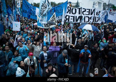 Buenos Aires, Argentina. Xiii Apr, 2016. I sostenitori dell ex Argentina del Presidente Cristina Fernandez raccogliere al di fuori della Corte Federale a Buenos Aires, Argentina, il 13 aprile 2016. Fernandez ha testimoniato in un'indagine da parte delle autorità circa le operazioni sospette fatte dal la banca centrale del paese negli ultimi giorni della sua presidenza. Credito: Martin Zabala/Xinhua/Alamy Live News Foto Stock