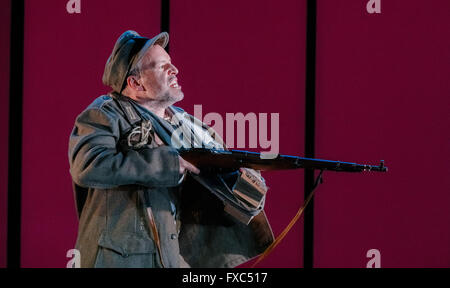 Kiel, Germania. Xiii Apr, 2016. Attore Kaempfer cristiana come "Obergefreiter' agisce durante una stampa prova di 'Die Zehn Gebote' (lit. I DIECI COMANDAMENTI) da Feridun Zaimoglu e Guenter Senkel in Kiel, Germania, 13 aprile 2016. La doppia premiere mondiale avrà luogo il 15 aprile 2016 in Schauspielhaus di Kiel teatro. Foto: Markus SCHOLZ/dpa/Alamy Live News Foto Stock