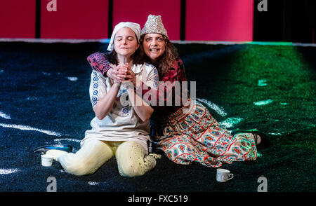 Kiel, Germania. Xiii Apr, 2016. Attori Magdalena Neuhaus (L) come 'Zenja' e Yvonne Ruprecht come 'Sveta' atto durante una stampa prova di 'Die Zehn Gebote' (lit. I DIECI COMANDAMENTI) da Feridun Zaimoglu e Guenter Senkel in Kiel, Germania, 13 aprile 2016. La doppia premiere mondiale avrà luogo il 15 aprile 2016 in Schauspielhaus di Kiel teatro. Foto: Markus SCHOLZ/dpa/Alamy Live News Foto Stock