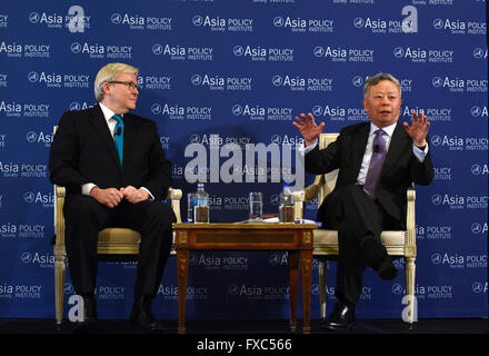 Washington, DC, Stati Uniti d'America. Xiii Apr, 2016. L'Asian Infrastructure Investment Bank Presidente Jin Liqun (R) ed ex primo ministro australiano, l'Asia Society Policy Institute Presidente Kevin Rudd partecipa a un evento ospitato dall'Asia Society Policy Institute di Washington DC, Stati Uniti, 13 aprile 2016. L'Asian Infrastructure Investment Bank (AIIB) è atta a cooperare con la Banca mondiale e la Banca asiatica per lo sviluppo della banca (ADB) e i tre lati approverà il primo lotto di progetti cofinanziati in giugno, AIIB Presidente Jin Liqun detto mercoledì. Credito: Yin Bogu/Xinhua/Alamy Live News Foto Stock