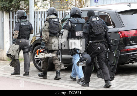 Schkeuditz, Germania. Xiv Apr, 2016. La polizia speciale task force a piedi giù per una strada a seguito di una situazione con ostaggi in Schkeuditz, Germania, 14 aprile 2016. Giovedì nel distretto di Doelzig in Schkeuditz, un uomo fortificato di se stesso nel suo appartamento, detenzione di diverse persone. Il 29-anno-vecchio uomo ha dato fino a circa 10:30AM. Foto: SEBASTIAN WILLNOW/dpa/Alamy Live News Foto Stock