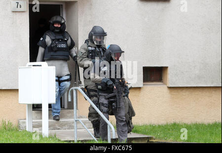 Schkeuditz, Germania. Xiv Apr, 2016. La polizia speciale task force unità lasciare una casa a seguito di una situazione con ostaggi in Schkeuditz, Germania, 14 aprile 2016. Giovedì nel distretto di Doelzig in Schkeuditz, un uomo fortificato di se stesso nel suo appartamento, detenzione di diverse persone. Il 29-anno-vecchio uomo ha dato fino a circa 10:30AM. Foto: SEBASTIAN WILLNOW/dpa/Alamy Live News Foto Stock