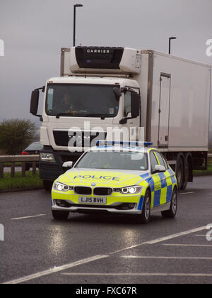 Newcastle Upon Tyne, Regno Unito. Il 14 aprile 2016. Fermo Northumbria auto della polizia del traffico di alimentazione passato un veicolo multi car crash sul 1058 Coast Road in North Tyneside precedentemente questa mattina. Credito: James Walsh Alamy/Live News Foto Stock