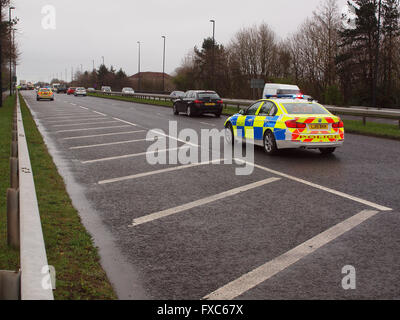 Newcastle Upon Tyne, Regno Unito. Il 14 aprile 2016. Fermo Northumbria auto della polizia del traffico di alimentazione passato un veicolo multi car crash sul 1058 Coast Road in North Tyneside precedentemente questa mattina. Credito: James Walsh Alamy/Live News Foto Stock