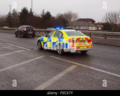 Newcastle Upon Tyne, Regno Unito. Il 14 aprile 2016. Fermo Northumbria auto della polizia del traffico di alimentazione passato un veicolo multi car crash sul 1058 coast road in North Tyneside precedentemente questa mattina. Credito: James Walsh Alamy/Live News Foto Stock