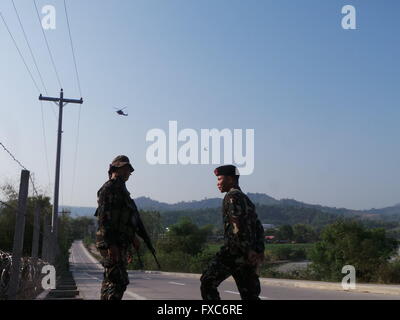 Massa avanzata e aria noi armamenti militari sono stati esposti durante l'ultimo giorno di Balikatan 2016 in Valle Corvo, Capas, Tarlac. L' evidenziazione dei due settimane esercitazioni militari congiunte tra Stati Uniti e Filippine (con la partecipazione di Australia e Giappone) è la cottura di M142 High Mobility Artillery Rocket System (HIMARS) che è una luce NEGLI STATI UNITI più lanciarazzi montato su un esercito standard medie veicolo tattico (MTV). HIMARS è stato utilizzato per la prima volta in Afghanistan la guerra 5 anni fa e che è stato citato durante la fase finale delle esercitazioni militari che l'uso di HIMARS ora si concentrerà su r Asia-Pacifico Foto Stock