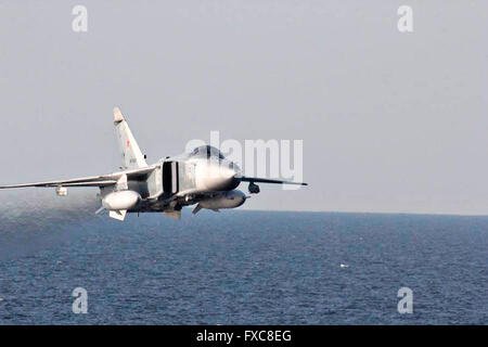 Un russo Sukhoi Su-24 attacco aereo rende molto bassa altitudine passa al di sopra della prua dell'U.S Navy Arleigh Burke-class guidato-missile destroyer USS Donald Cook durante una pattuglia Aprile 12, 2016 nel Mar Baltico. L'aggressiva manovre di volo dagli aerei Russi simulato un bombardamento esegui. Foto Stock