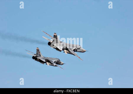 Due russe Sukhoi Su-24 attacco aereo rende molto bassa altitudine passa al di sopra della prua dell'U.S Navy Arleigh Burke-class guidato-missile destroyer USS Donald Cook durante una pattuglia Aprile 12, 2016 nel Mar Baltico. L'aggressiva manovre di volo dagli aerei Russi simulato un bombardamento esegui. Foto Stock