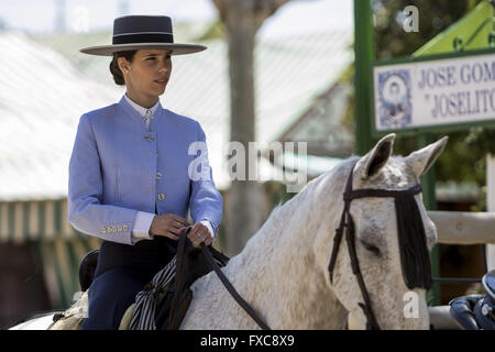 Siviglia, Spagna. Xiv Apr, 2016. Un horsewoman al ''Feria de Abril'' (aprile la Fiera) 2016 © Daniel Gonzalez Acuna/ZUMA filo/Alamy Live News Foto Stock