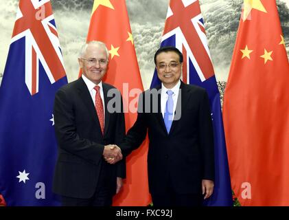 Pechino, Cina. Xiv Apr, 2016. Il premier cinese LI Keqiang (R) incontra il Primo Ministro australiano Malcolm Turnbull durante il quarto colloqui annuali tra i due paesi " Primi ministri a Pechino Capitale della Cina, 14 aprile 2016. Turnbull sta pagando la sua prima visita ufficiale in Cina dal suo insediamento nel settembre 2015, con una grande azienda la delega. Credito: Rao Aimin/Xinhua/Alamy Live News Foto Stock