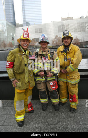 New York City, NY, STATI UNITI D'AMERICA. 13 Mar, 2016. Da sinistra, LAFD firefighter David R. Castaneda, Riverside County firefighter engineer Eric Hille e la County firefighter Carlos Arellanes pongono prima della salita di scale. 343 Vigili del Fuoco da tutto il mondo si riuniscono per salire quattro World Trade Center durante la NYC pompiere scala salita al 9-11 Memorial nella città di New York. L'evento, che si tiene ogni anno a 4 World Trade Center, onora la 343 FDNY vigili del fuoco che è morto su 9/11 come pure rivolgo caduto prima i soccorritori e il personale militare in tutto il mondo. Come parte della salita, vigili del fuoco da 29 membro Foto Stock