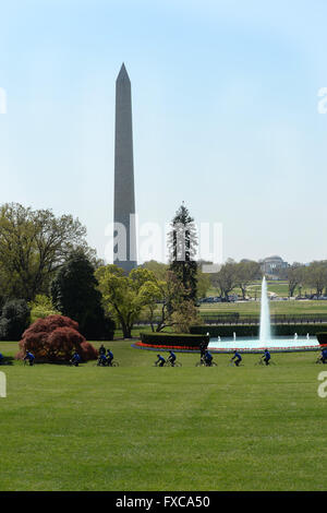 Aprile 14, 2016 - Washington, Distretto di Columbia, Stati Uniti - 4/14/16-La Casa Bianca - Washington DC..il Presidente Barack Obama e V.P. Joe Biden insieme con il segretario di affari veterano Robert McDonald benvenuto il guerriero ferito piloti per la Casa Bianca per contribuire ad aumentare la consapevolezza dei nostri nationÃ•s eroi che battaglia fisico e psicologico dei danni di guerra. I piloti si ride dalla Casa Bianca a Annapolis Maryland..i guerrieri corsa lungo il sud Prato viale di accesso della Casa Bianca..foto da: - ImageCatcher News (credito Immagine: © Christy Bowe/Globe foto via ZUMA filo) Foto Stock