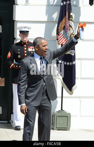 Aprile 14, 2016 - Washington, Distretto di Columbia, Stati Uniti - 4/14/16-La Casa Bianca - Washington DC..il Presidente Barack Obama e V.P. Joe Biden insieme con il segretario di affari veterano Robert McDonald benvenuto il guerriero ferito piloti per la Casa Bianca per contribuire ad aumentare la consapevolezza dei nostri nationÃ•s eroi che battaglia fisico e psicologico dei danni di guerra. I piloti si ride dalla Casa Bianca a Annapolis Maryland..Il Presidente inizia la corsa suonando il clacson..foto da: - ImageCatcher News (credito Immagine: © Christy Bowe/Globe foto via ZUMA filo) Foto Stock