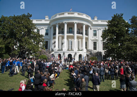 Washington DC, Stati Uniti d'America. Il 14 aprile, 2016. La Casa Bianca, USA: il Presidente Barack Obama e il Vice Presidente Joe Biden benvenuto ai membri del guerriero ferito corsa alla Casa Bianca, per contribuire ad aumentare la consapevolezza della nostra nazione eroi che battaglia fisico e psicologico dei danni di guerra. Credito: Patsy Lynch/Alamy Live News Foto Stock