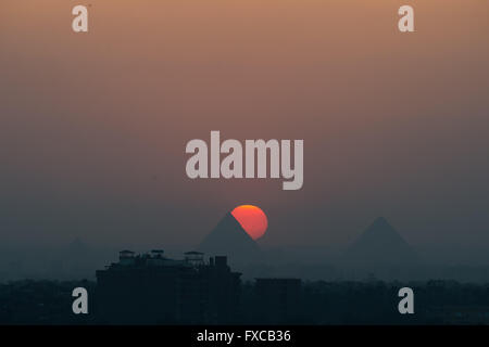 Il Cairo. Xii Apr, 2016. Foto realizzata il 12 aprile 2016 illustra le Piramidi di Giza al tramonto, il Cairo, Egitto. © Meng Tao/Xinhua/Alamy Live News Foto Stock