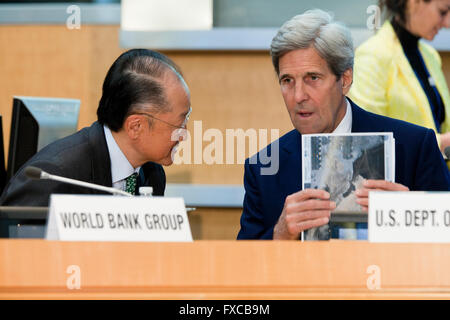 Washington DC, Stati Uniti d'America. Il 14 aprile, 2016. Noi il Segretario di Stato John Kerry e Presidente del Gruppo della Banca Mondiale, Jim Yong Kim, convocare una riunione del Global Iniziativa Connect, che cerca di portare 1,5 miliardi di persone che non hanno accesso a Internet online dal 2020. Credito: B Christopher/Alamy Live News Foto Stock