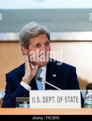 Washington DC, Stati Uniti d'America. Il 14 aprile, 2016. Noi il Segretario di Stato John Kerry e Presidente del Gruppo della Banca Mondiale, Jim Yong Kim, convocare una riunione del Global Iniziativa Connect, che cerca di portare 1,5 miliardi di persone che non hanno accesso a Internet online dal 2020. Credito: B Christopher/Alamy Live News Foto Stock