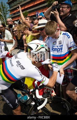 Utrecht, Paesi Bassi. 5 Luglio, 2015. Corrente su strada UCI Campione del Mondo Michal Kwiatkowski (Etixx-Quickstep) autografi una giovane fan del mondo replica champ jersey all'inizio dello stadio di Utrecht. John Kavouris/Alamy Live News Foto Stock