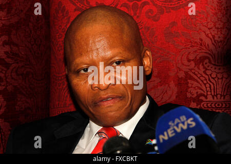 Durban, Sud Africa. Il 14 aprile, 2016. Sud Africa's chief justice, giudice Mogoeng Mogoeng parla alla stampa dopo aver consegnato la offre la XIV Victoria e Griffiths Mxenge Memorial lecture presso l Università di KwaZulu-Natal, dove ha lamentato i cittadini per la loro preoccupazione di cercare la ricchezza personale oltre gli interessi del paese. Credito: Giordano Stolley/Alamy Live News Foto Stock