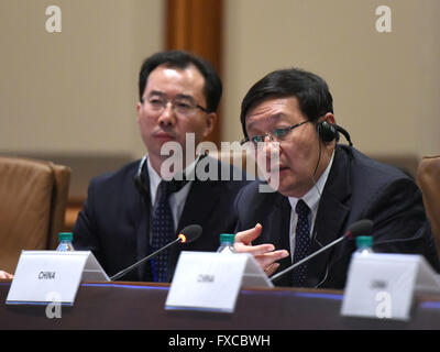 Washington, DC, Stati Uniti d'America. Xiv Apr, 2016. Il Ministro cinese delle finanze Lou Jiwei(R) partecipa a una riunione speciale della nuova banca di sviluppo del Consiglio dei Governatori a Washington, DC, Stati Uniti, 14 aprile 2016. Credito: Yin Bogu/Xinhua/Alamy Live News Foto Stock