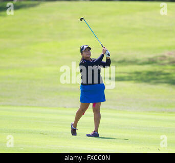 Kapolei, Hawaii, Stati Uniti d'America. Il 14 aprile, 2016. Lizette Salas colpisce il suo approccio al XVIII verde durante il secondo round del campionato di Lotte presentato da Hershey al Ko Olina Golf Club di Kapolei, HI Credito: Cal Sport Media/Alamy Live News Foto Stock