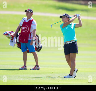 Kapolei, Hawaii, Stati Uniti d'America. Il 14 aprile, 2016. Lydia Ko colpisce il suo approccio al XVIII verde durante il secondo round del campionato di Lotte presentato da Hershey al Ko Olina Golf Club di Kapolei, HI Credito: Cal Sport Media/Alamy Live News Foto Stock