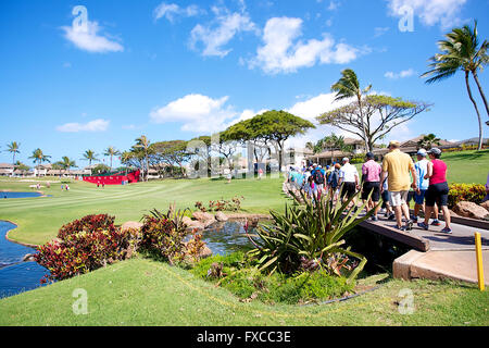 Kapolei, Hawaii, Stati Uniti d'America. Il 14 aprile, 2016. La folla dopo i golfisti durante il secondo round del campionato di Lotte presentato da Hershey al Ko Olina Golf Club di Kapolei, HI Credito: Cal Sport Media/Alamy Live News Foto Stock