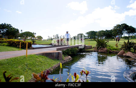 Kapolei, Hawaii, Stati Uniti d'America. Il 14 aprile, 2016. Brittany Lincicome attraversa il ponte sul diciottesimo foro durante il secondo round del campionato di Lotte presentato da Hershey al Ko Olina Golf Club di Kapolei, HI Credito: Cal Sport Media/Alamy Live News Foto Stock